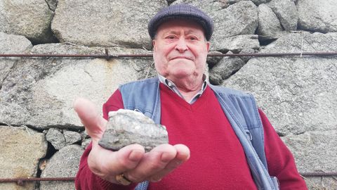 Manuel Gmez, con una piedra del wolframio en la mano, en su vivienda en una aldea de Lobios