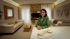 Isabel Arias en uno de los alojamientos de A Corua que ofrece como superanfitriona en la plataforma Airbnb, en Booking y Housing Corua. 