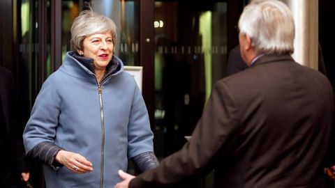 Theresa May, con el abrigo azul, durante su reunin en Estrasburgo con Jean-Claude Juncker el pasado 11 de marzo