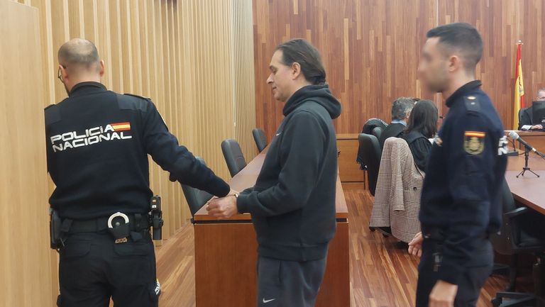 Acepta 25 años de cárcel por asesinar a su exmujer en Baiona delante de sus dos hijos pequeños