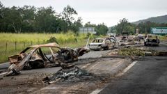 Vehculos quemados en uno de los cortes de carretera de Nueva Caledonia, el viernes.