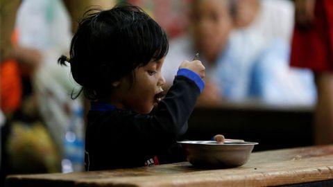 Una nia come en un centro de evacuacin en la localidad de Hpa-An, en Birmania