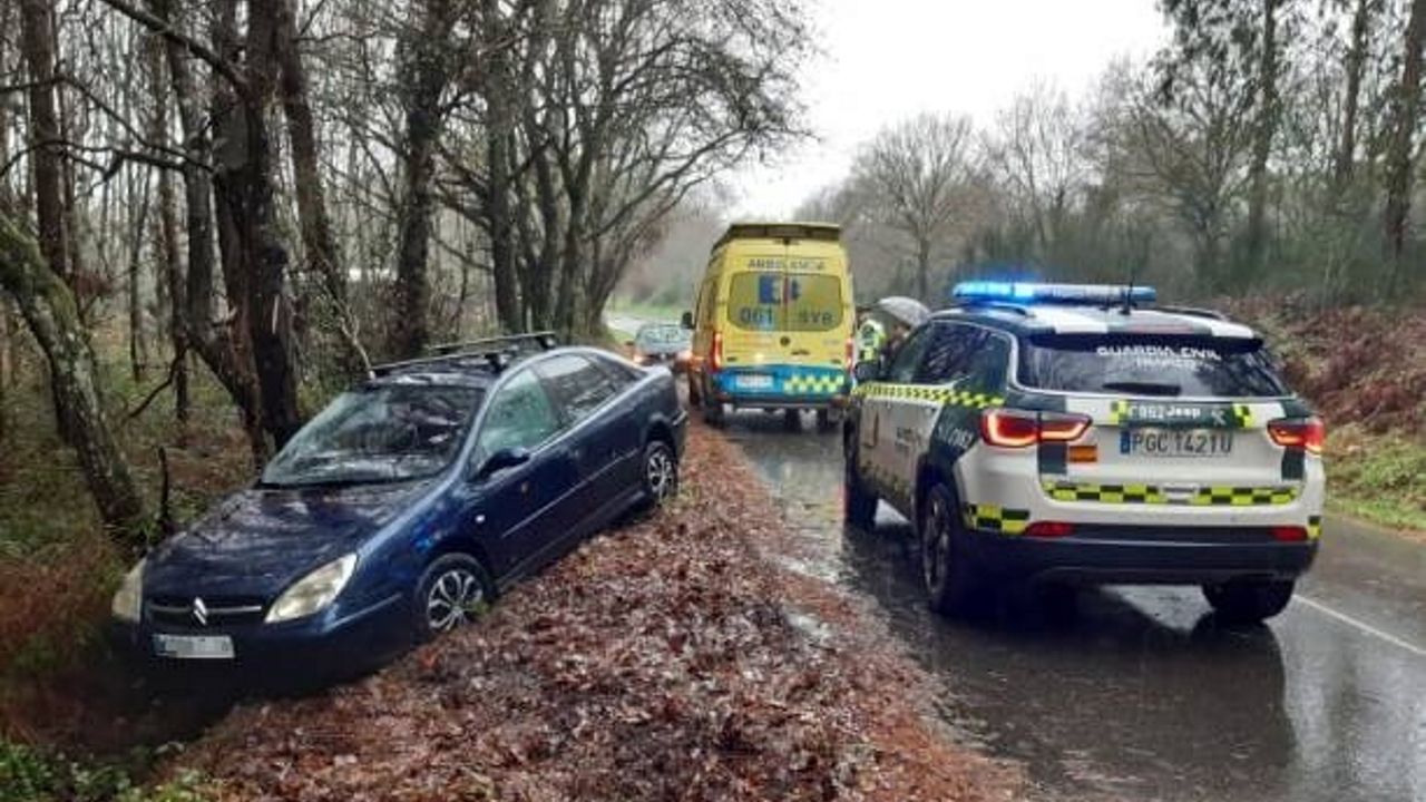Sarria sufre las consecuencias del temporal de Fin de Ao.Un vehculo sufri una salida de va en Outeiro de Rei