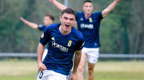 lex Cardero celebra el 1-0 del Vetusta al Palencia