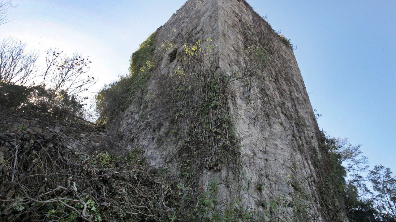 Torre dos Cregos, una de las cinco que se conservan de la antigua fortaleza de Monforte