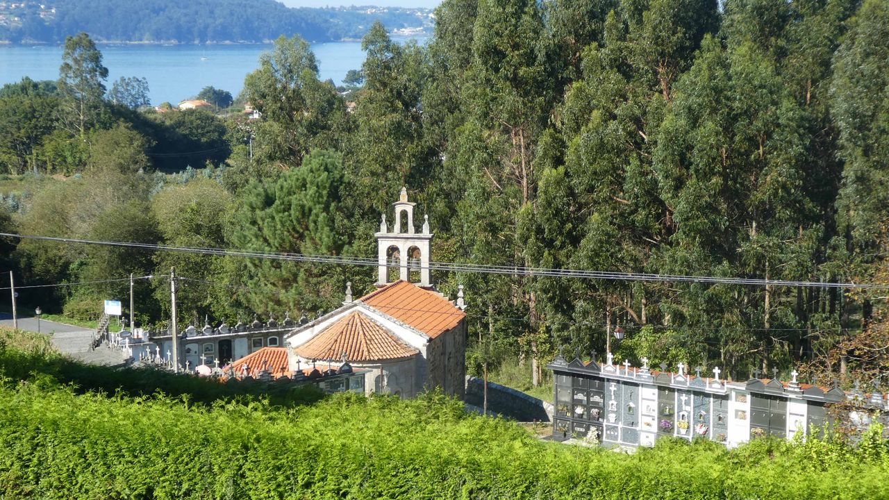 Ruta de pazos en Barbanza.Molino del rea de descanso de A Cortevella en la Ruta da Marronda