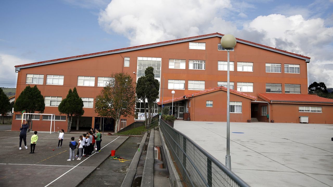 La aparición de dos casos positivos de covid en el CEIP de Palmeira ...