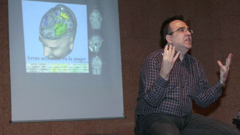 El médico Alejandro Sousa, durante una conferencia, es uno de los 28 autores del libro.