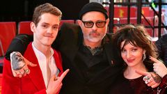 El actor Robert Naylor, el director Denis Ct y la actriz Larissa Corriveau, en la alfombra roja de la Berlinale para presentar Ghost Town Anthology
