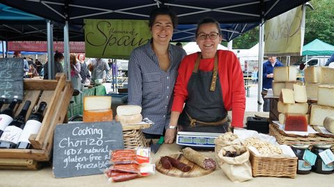 Irene Lorenzo y Teresa Holmes en el puesto de productos espaoles en el mercado de Brockley