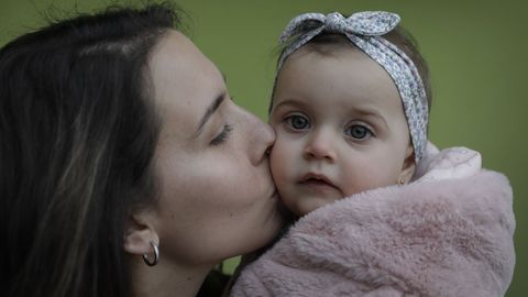 Lucía Sánchez, que tiene otro hijo de 4 años, Lucas, besa a su hija Daniela, que nació con el estado de alarma y cumple un año el día 15