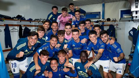 Foto de familia del Vetusta tras el triunfo ante el filial del Burgos