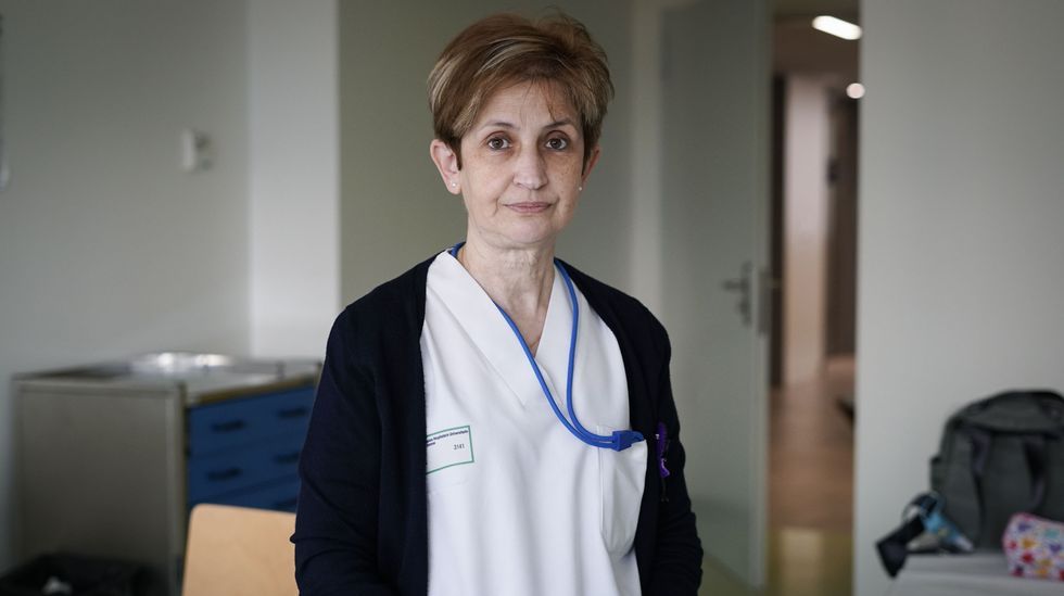 O Viso-Ecovillage, una aldea recuperada en Ourol para turismo rural.Luz L�pez es enfermera en el CHUO