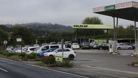 Una de las gasolineras situadas al pie de la N-634, la antigua carretera de acceso al aeropuerto de Santiago
