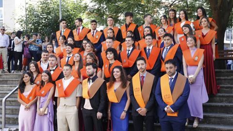 Los graduados en Administración  y Dirección de Empresas (con banda naranja), junto a la promoción del programa combinado entre ADE e Informática (con distintivo amarillo y marrón)