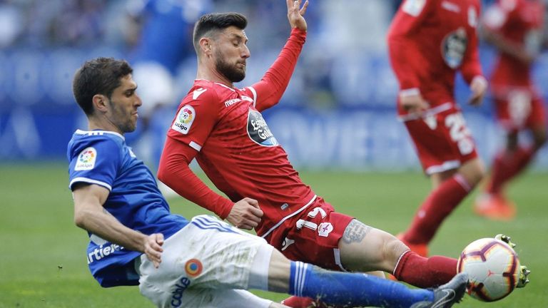 Borja Valle y Forlín luchan por un balón