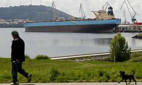 El «Maersk Nucleus», que mide 332 metros de largo, está en Navantia Ferrol, como muestra la foto de ayer