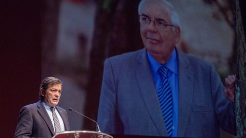  El presidente del Principado de Asturias, Javier Fernndez, interviene durante el acto de despedida del que fuera presidente del Principado Vicente lvarez Areces