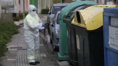 Desinfeccin de contenedores de la basura en Lugo en abril del 2020