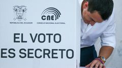 El presidente Daniel Noboa prepara la papeleta en el referendo del domingo.