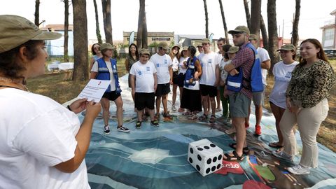 Los voluntarios de Amicos participan en el Campus Verde en la Playa de la Corna, en Palmeira