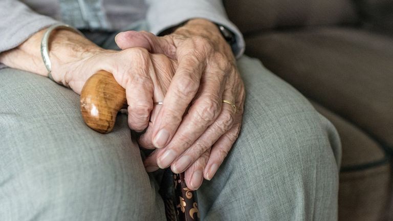 Despedida de una residencia de mayores por insultos graves a una anciana: «Eres mala, cerda y guarra; si quiero no te pongo el pañal»