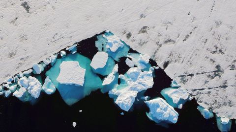 Un iceberg flota en un fiordo cerca de la ciudad de Tasiilaq, Groenlandia
