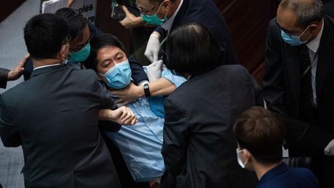 Guardias de seguridad de la Cmara hongkonesa sacan a la fuerza al diputado prodemocrtico Ted Hui, tras una pelea con los legisladores pro Pekn en una reunin del Consejo Legislativo en Hong Kong (China) a 22 de mayo del 2020