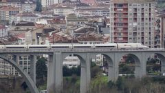 Un AVE entrando en Ourense por el viaducto del Miño