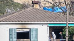 Agentes de la Guardia Civil realizando investigaciones en la vivienda donde se produjo el parricidio