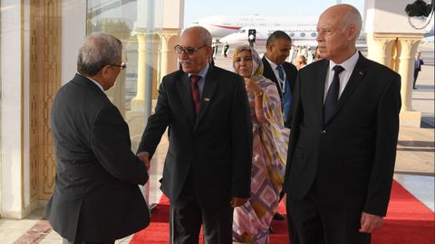 El lder del Frente Polisario, Brahim Ghali, saluda al ministro de Exteriores tunecino, Othman Jerandi, en presencia del presidente del pas, Kais Saied, a su llegada el viernes a Tnez para participar en una cumbre sobre desarrollo