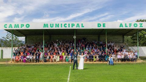 El Concello de Alfoz cedió el campo municipal para la celebración de la boda de Paula Blanco Otero y Ángel Valea Iglesias, que es capitán del C.D. Alfoz