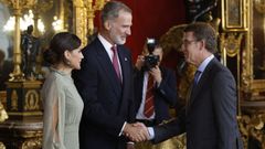 Los reyes Felipe VI y Letizia saludan al lder del PP, Alberto Nez Feijoo en la recepcin a las altas autoridades del Estado en el Da de la Fiesta Nacional