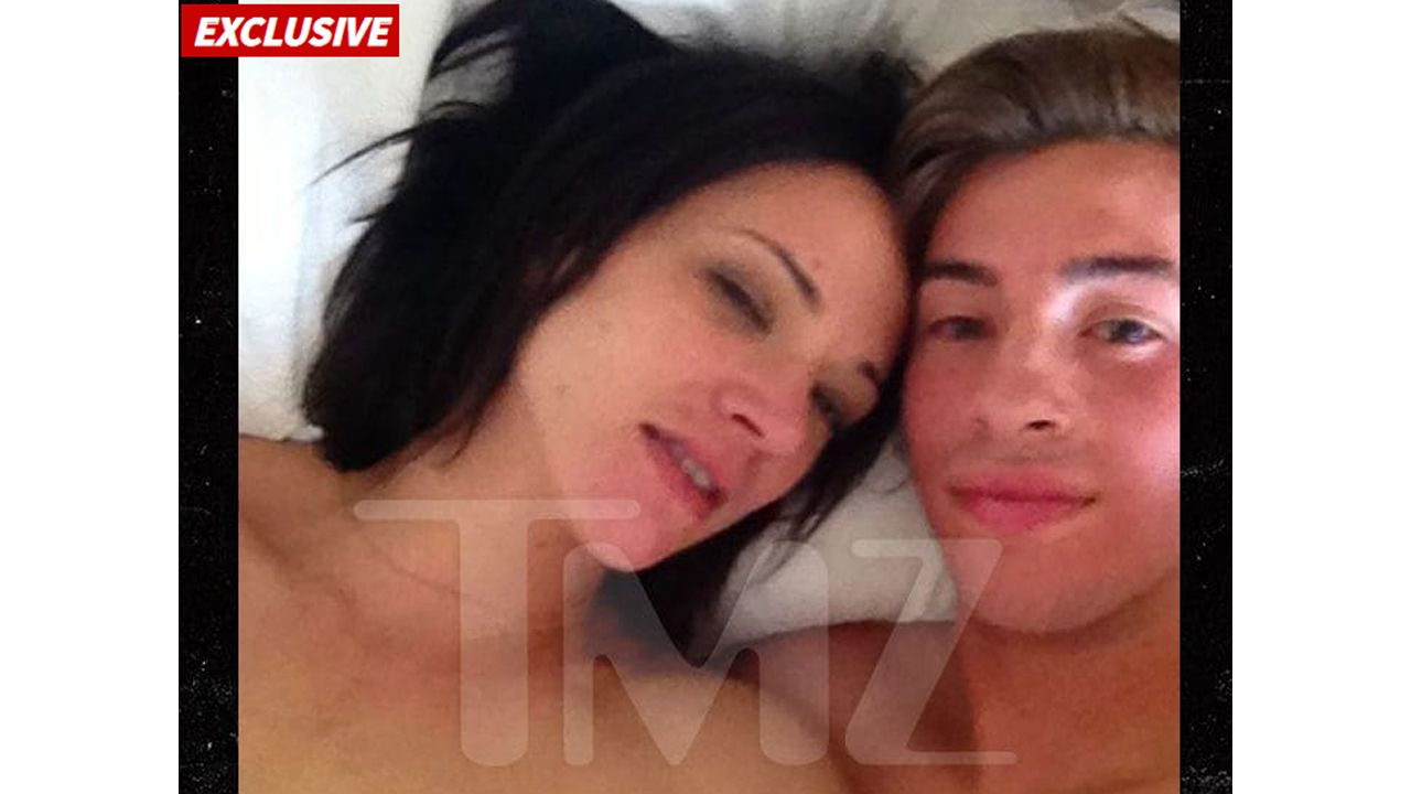 Una foto de Asia Argento y Jimmy Bennett en una cama pone en duda la  versión de la actriz