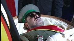 El empresario ovetense Pelayo Gonzlez triunfa en Halloween con su disfraz, que simula la exhumacin de Franco