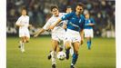 Dubovsky, de azul, en un partido entre el Real Oviedo y el Real Madrid