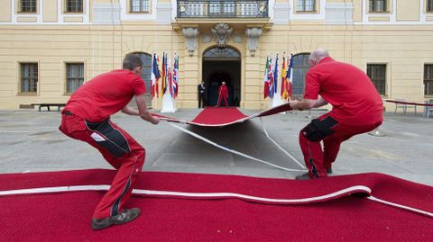 Dos trabajadores colocan la alfombra roja ante el Castillo de Moritzburg, mientras se ultiman los preparativos para la reunin del G6, cerca de Dresde, en Alemania. 