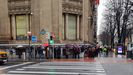 Colas de gente frente a una oficina del Banco de España, este miércoles. 