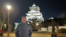 Joel Mirad, con el castillo de Osaka de fondo, se desplazó a Japón para entrenar a la cantera del Reys 99.