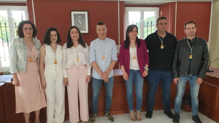 Miembros de la corporación de Muras (con el alcalde en el medio) tras tomar posesión. La concejala del PSOE, Jennifer Gómez, es la primera por la izquierda.