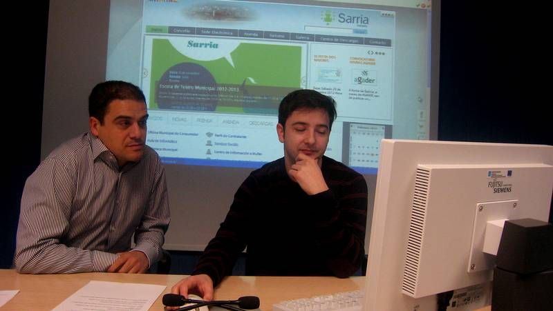 El concejal Francisco P�rez y el director del aula Cemit, David Ares, presentaron la p�gina web del Concello de Sarria