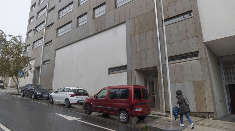 El Concello de Santiago pide seis años de cárcel y 288.000 euros de multa al policía que falsificó el final de un edificio en Fontiñas