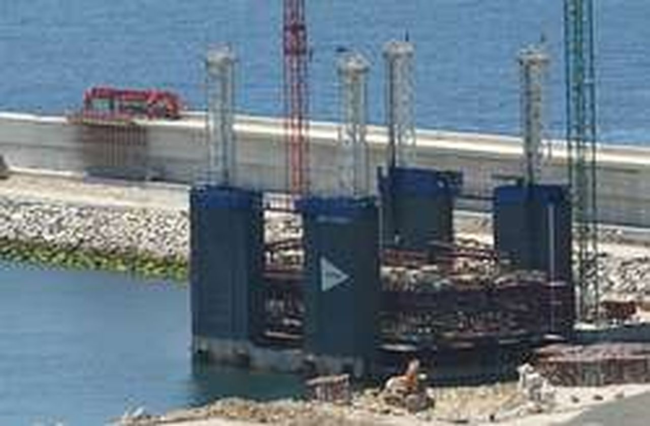 Los primeros bloques de tipo cajón del muelle del puerto exterior pesan