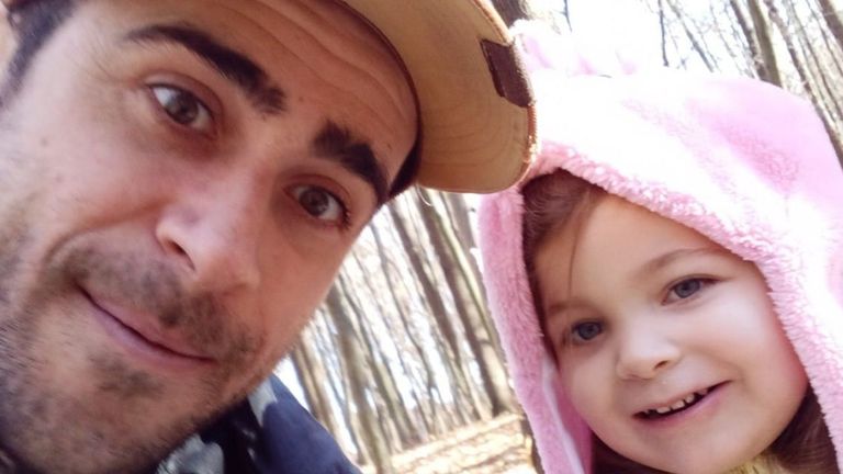 Beni Brito, un asturiano en Ucrania, en una fotografía con su hija