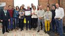 Foto de familia de los proyectos participantes en la Circular Weekend de Gijón con Juan Carlos Miranda en el centro