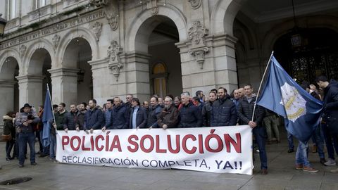 CONCENTRACION DE POLICIAS LOCALES DELANTE DEL AYUNTAMIENTO DE A CORUA