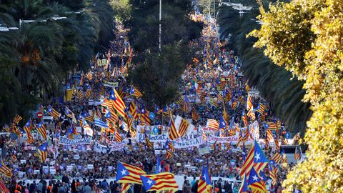 La manifestacin, convocada por ANC y mnium, reuni a 350.000 personas en Barcelona segn la Guardia Urbana