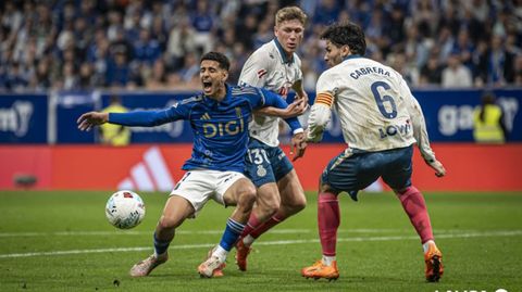 Ilyas Chaira cae ante Cabrera y Riedel durante el Oviedo-Espanyol