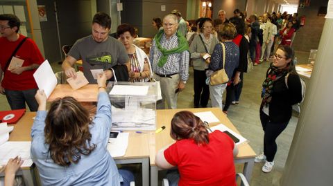 Cola de gente votando en el centro sociocultural del Ensanche de Santiago