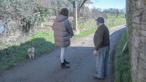 Un vecino señalando el sitio en el que se produjo la agresión entre dos vecinos de Mosteiro (Guntín, Lugo)